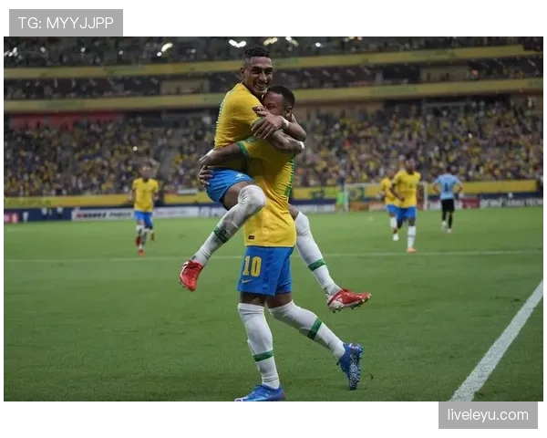 拉菲尼亚与内马尔：巴西双星闪耀绿茵场，技艺对决引热议