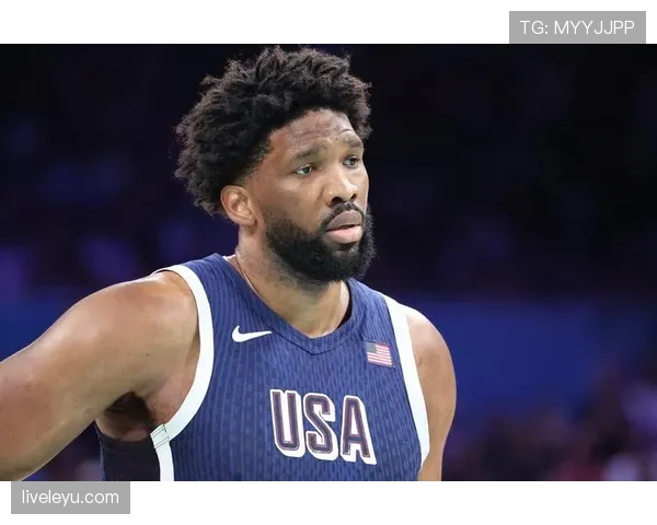 恩比德场下狂炫奶昔的样子，真不像拿顶薪的人该有的自律